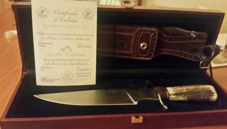 Hola compañeros pongo a la venta este cuchillo del artesano Juan Martínez de Albacete original en su estuche, 02