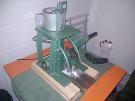 Pues eso. Por haberme quedado sin material para fundir vendo mi maquina casera imitacion a la magma master 00