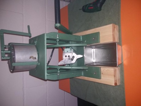 Pues eso. Por haberme quedado sin material para fundir vendo mi maquina casera imitacion a la magma master 10