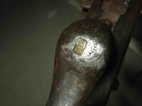Hola a todos,

Un amigo me ha pedido ayuda para identificar una arma larga de pistón y anima lisa que 01