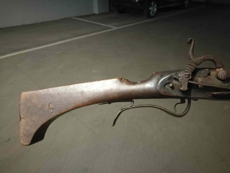 Hola a todos,

Un amigo me ha pedido ayuda para identificar una arma larga de pistón y anima lisa que 12