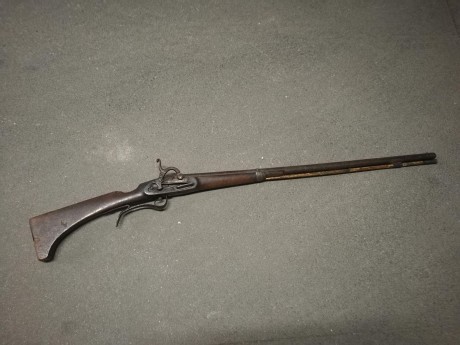 Hola a todos,

Un amigo me ha pedido ayuda para identificar una arma larga de pistón y anima lisa que 11