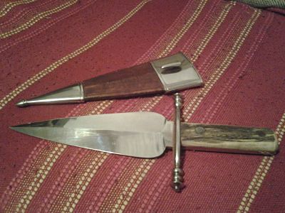 Hola, vendo un antiguo cuchillo de remate con marcaje Fabrica de Toledo. La empuñadura es de asta de ciervo, 30