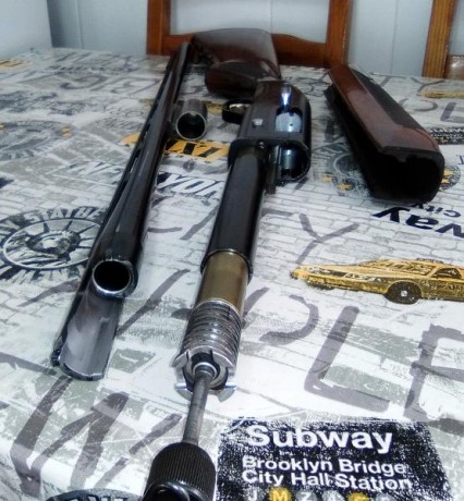 Se vende escopeta A303, calibre 12/70, cañón de 71cm. con 5 polychokes interiores originales, en perfecto 00