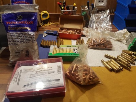 Vendo el siguiente lote de recarga:

DIES LEE 307/308 Winchester  3 dies
Vainas 307 Winchester NUEVAS 02