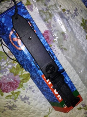 Buenas tardes compañeros,he estado mirando un cuchillo de acero al carbono y he visto de la marca Marto 100