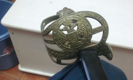 Hola amigos:
Me piden información sobre este sable, del cual yo no tengo ni idea. ¿Algún experto puede 02