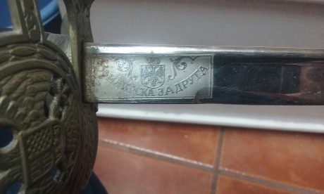 Hola amigos:
Me piden información sobre este sable, del cual yo no tengo ni idea. ¿Algún experto puede 01