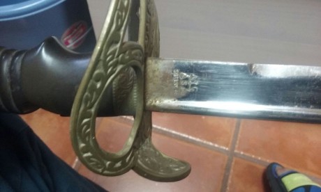 Hola amigos:
Me piden información sobre este sable, del cual yo no tengo ni idea. ¿Algún experto puede 00
