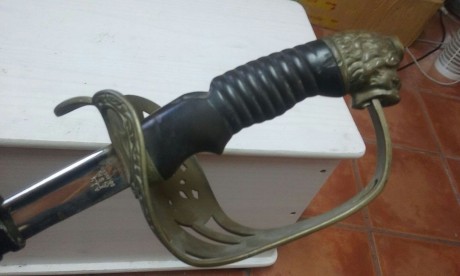 Hola amigos:
Me piden información sobre este sable, del cual yo no tengo ni idea. ¿Algún experto puede 10
