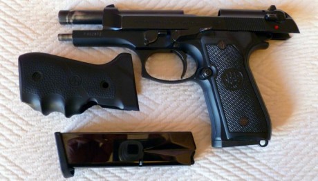 Vendo Beretta 92 fs, dos cargadores, mas cachas hogue, caja original, 300 euros más portes.
 P1020032.JPG 01