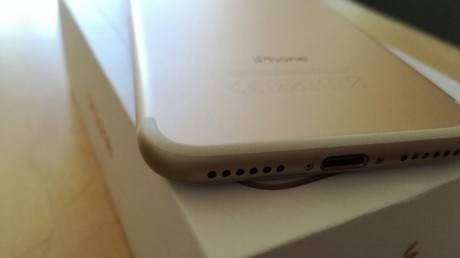 Nuevo, con funda transparente 
Libre para cualquier operador 
Factura, caja y accesorios completo 
No 00
