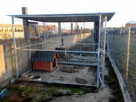 Se vende box, jaula, de 5 m2, en perfecto estado con tejado, para colocar en cualquier sitio, es desmontable 01