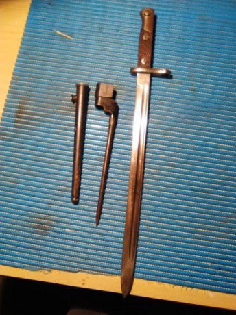 Hola pues eso que vendo dos bayonetas, una es inglesa con sus cuños fusil enffiel, y la otra es española 00