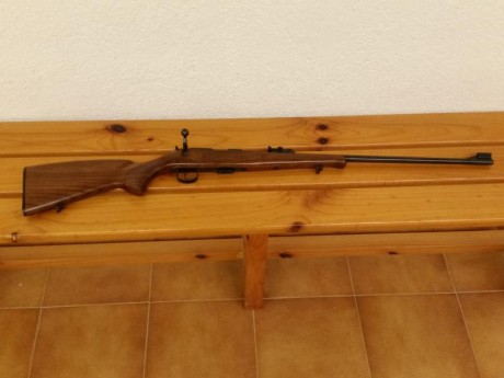 Vendo carabina Brno CZ 452 - 2E  ZKM calibre 22 LR de cerrojo, como "NUEVA".
Longitud total: 01