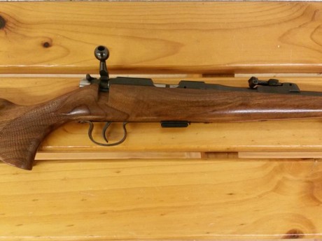 Vendo carabina Brno CZ 452 - 2E  ZKM calibre 22 LR de cerrojo, como "NUEVA".
Longitud total: 22