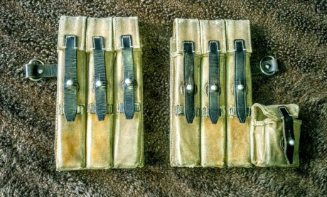 Vendo estas dos fundas portacargadores para el subfusil alemán MP.40. 

Nº.-1.- Compuesta por funda, una 01