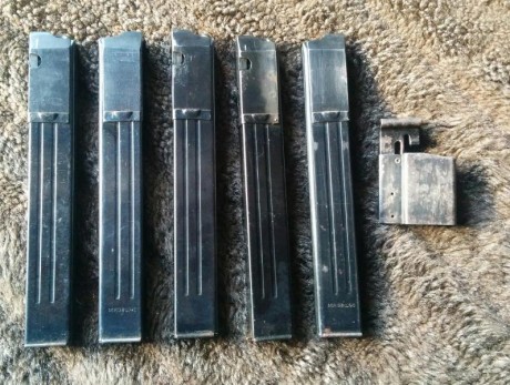 Vendo estas dos fundas portacargadores para el subfusil alemán MP.40. 

Nº.-1.- Compuesta por funda, una 00