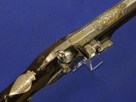 Voy a colocar unas fotos de un arma larga alemana de llave de mecha del siglo XVI. 42