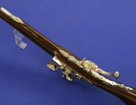 Voy a colocar unas fotos de un arma larga alemana de llave de mecha del siglo XVI. 40