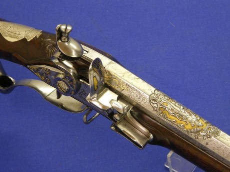 Voy a colocar unas fotos de un arma larga alemana de llave de mecha del siglo XVI. 51