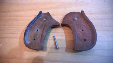   

Cachas en madera para S&W armazón J. 38€ con envío en península.
O cambio por cachas en madera 00