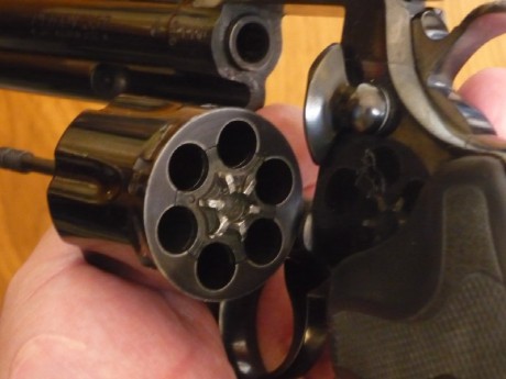 Hola,
quiero comprar un Colt Python de 6" y entre las ofertas que tengo hay una de un modelo, aparentemente 40