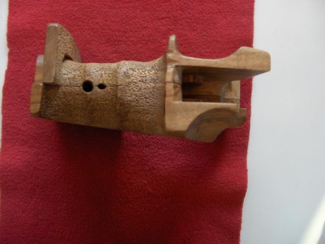 Hola a todos:  Cambiaría las cachas que pongo en las imágenes por el contrapeso original del arma. También 11