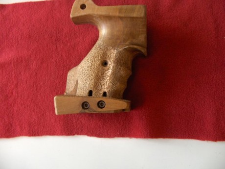 Hola a todos:  Cambiaría las cachas que pongo en las imágenes por el contrapeso original del arma. También 10