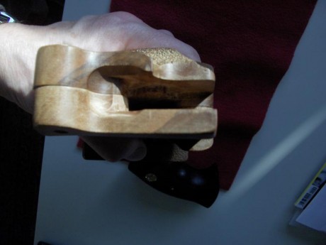 Hola a todos:  Cambiaría las cachas que pongo en las imágenes por el contrapeso original del arma. También 31