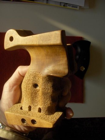 Hola a todos:  Cambiaría las cachas que pongo en las imágenes por el contrapeso original del arma. También 52
