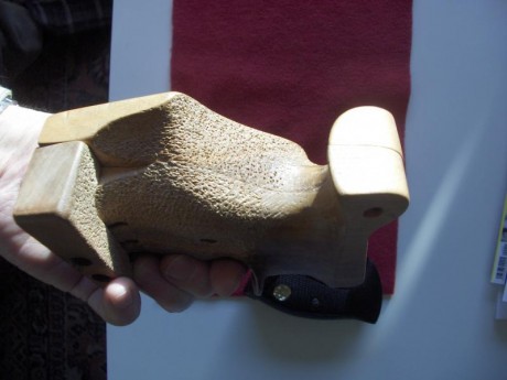Hola a todos:  Cambiaría las cachas que pongo en las imágenes por el contrapeso original del arma. También 51