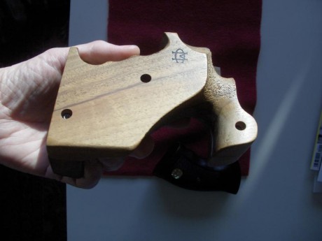 Hola a todos:  Cambiaría las cachas que pongo en las imágenes por el contrapeso original del arma. También 50