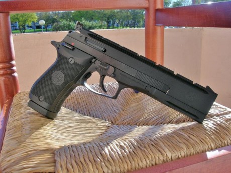 Se vende, pistola Bereta 87 target 22lr. Como nueva, con carril en armazón y corredera para accesorios 01