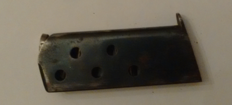 Buenas

Un conocido me regaló este cargador que tenía desde hace tiempo; El caso es que estoy limpiando 00
