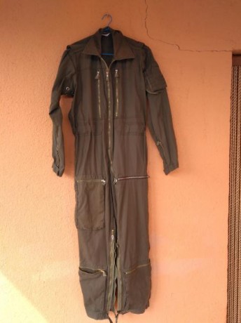 Vendo este mono , de piloto del ejercito frances, creo que de helicoptero, la talla es una S, y las medidas 22