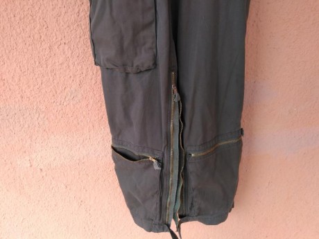 Vendo este mono , de piloto del ejercito frances, creo que de helicoptero, la talla es una S, y las medidas 20