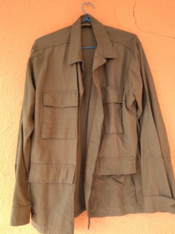 Vendo esta camisa verde oliva  de cuatro bolsillo de la marca Rothco , es de algodon y de tela ripstop, 02