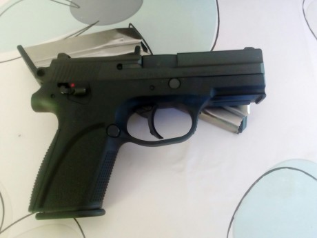 ----- VENDIDA -----

Se vende pistola compacta 9 mm pb,muy buen estado,3 cargadores de 15,caja original,un 00