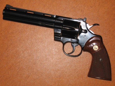 Hola,
quiero comprar un Colt Python de 6" y entre las ofertas que tengo hay una de un modelo, aparentemente 61