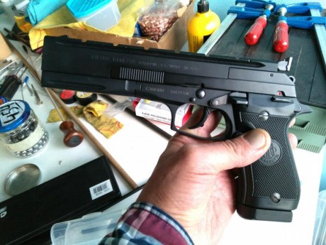 Se vende, pistola Bereta 87 target 22lr. Como nueva, con carril en armazón y corredera para accesorios 32