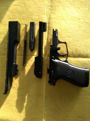 Se vende, pistola Bereta 87 target 22lr. Como nueva, con carril en armazón y corredera para accesorios 40
