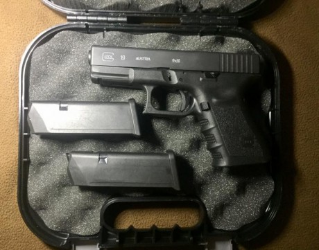 Vendo Glock 19, 3a generación, muy bien cuidada y con poco uso.Con maletín y todos sus accesorios originales. 02