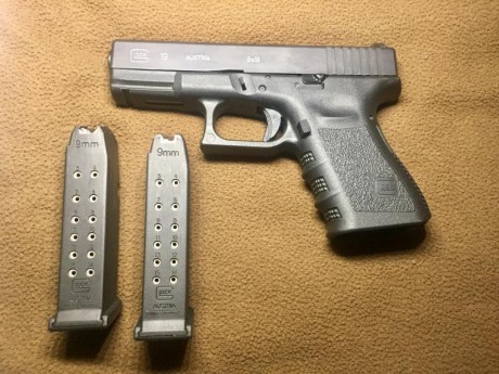 Vendo Glock 19, 3a generación, muy bien cuidada y con poco uso.Con maletín y todos sus accesorios originales. 01