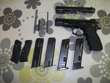 Buena vendo mi cz 75 calibre 9mm para con conversion del calibre 22 dos cargadores por cada calibre 
cachas 01