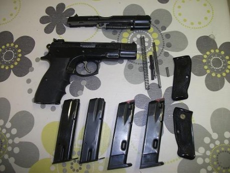 Buena vendo mi cz 75 calibre 9mm para con conversion del calibre 22 dos cargadores por cada calibre 
cachas 00