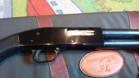 Mossberg-Maverick con dos caňones, uno corto cilíndrico y uno de caza con 4 chockes y solista ventilada.
Muy 00