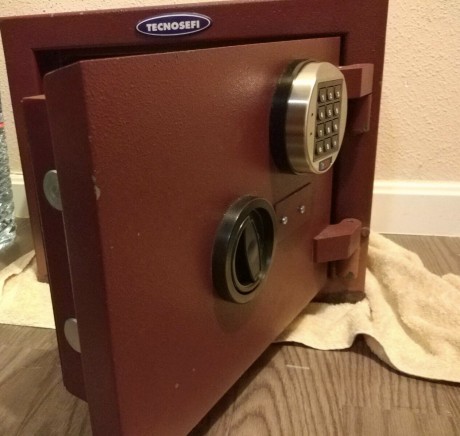 Se vende armero tecnosefi 3 armas GRADO IV . Precio 350€
Esta en Alicante. 

Interesados escribir al privado. 01