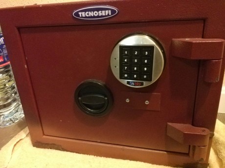 Se vende armero tecnosefi 3 armas GRADO IV . Precio 350€
Esta en Alicante. 

Interesados escribir al privado. 00