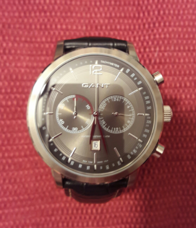   Vendo en Madrid relojes que no uso. En perfecto estado. Solo el Swatch viene sin caja. Ver fotos. Envio 11